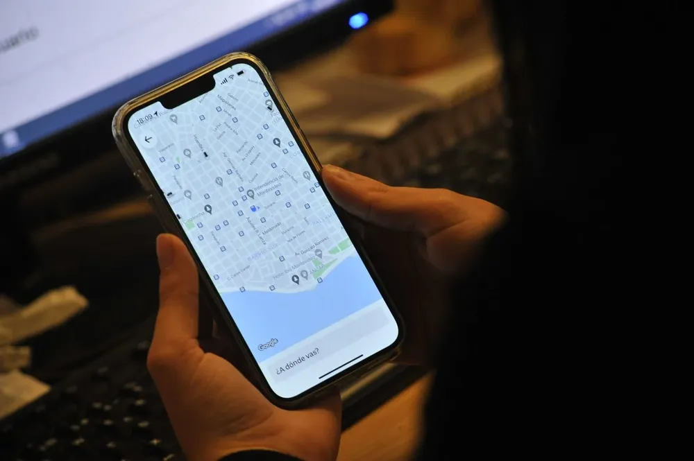 Foto de archivo: la aplicación Uber abierta en un celular