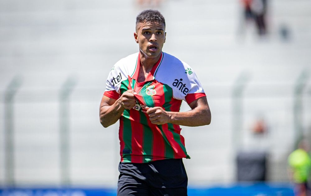 Maximiliano Noble celebra su gol contra Colón