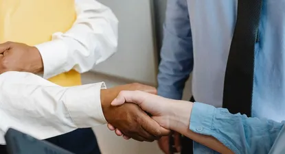 Las compañías intentan aumentar la lealtad del personal para compensar la escasez de trabajadores especializados