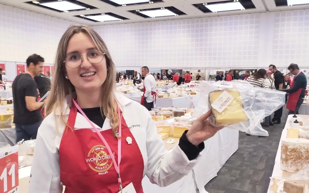 Solange Porley con el queso que logró la medalla de bronce.