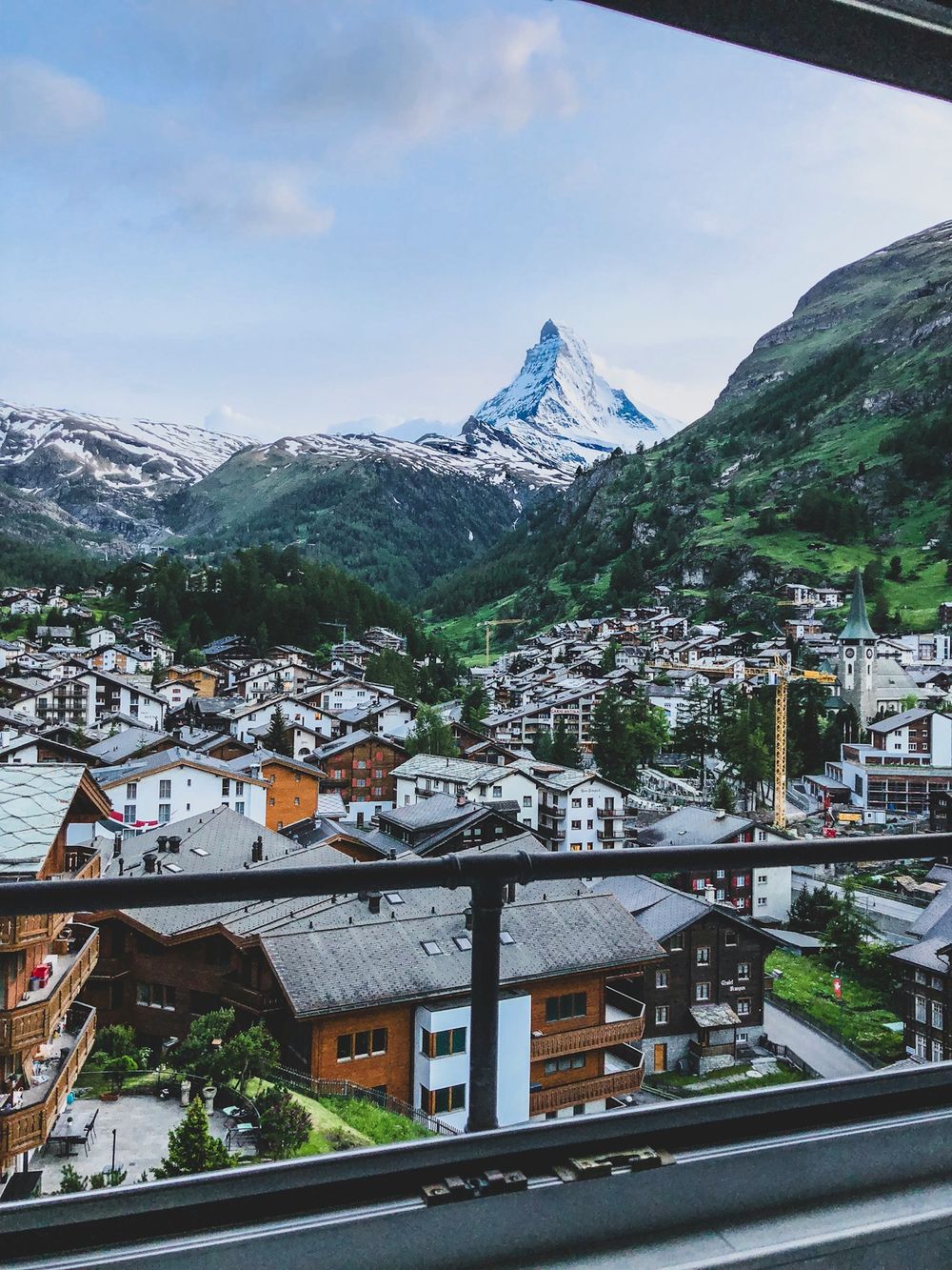 Albinen, Suiza, exige que los nuevos residentes tengan menos de 45 años y se comprometan a vivir allí por al menos diez años tras emigrar.