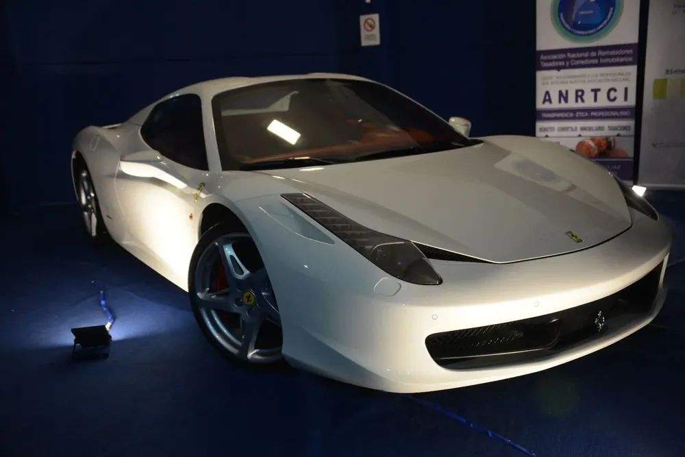 La Ferrari blanca fue rematada en marzo de 2019