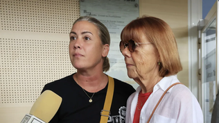 Gisele Pélicot y su hija en el juicio en Aviñón por las reiteradas violaciones a la mujer cuando estaba en estado inconsciente por las drogas que le suministraba su marido