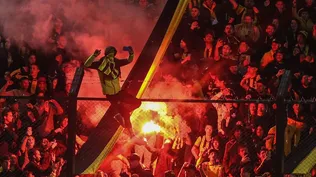 Los hinchas de Peñarol prendieron bengalas y tiraron objetos al césped del Estadio Campeón del Siglo