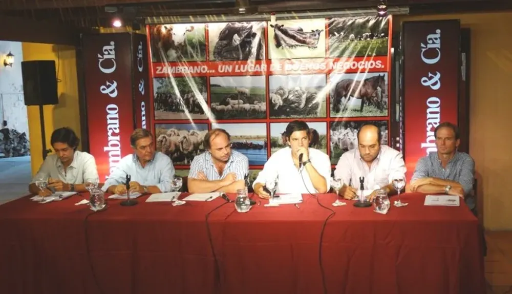 Santiago Sáenz junto a integrantes de Zambrano & Cía y de Scotiabank