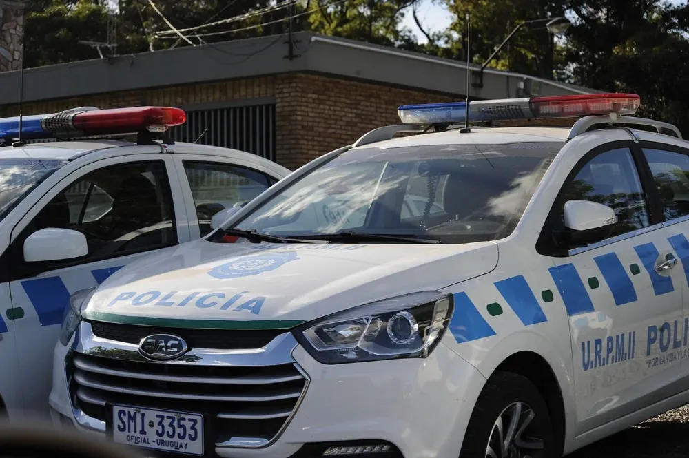 La persecución de la policía inició después de que recibiera llamadas el sábado en la tarde por intentos de robo a varios autos