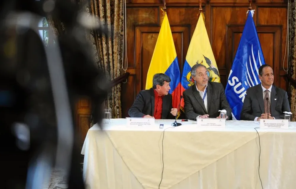 El miembro del grupo guerrillero ELN Pablo Beltran junto con los representantes del gobierno de Ecuador y Colombia