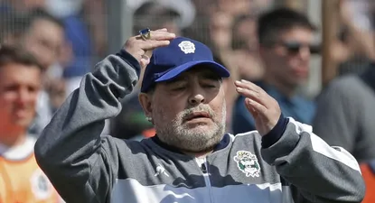 el medico de maradona transmitio calma: ?esta bien, si quiere se para y se va?