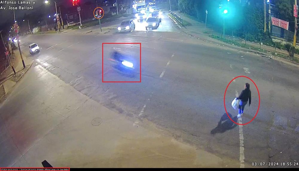 El momento en el que Jenifer cruza la calle