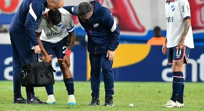 Diego Polenta en el momento de la lesión es atendido por la sanidad de Nacional