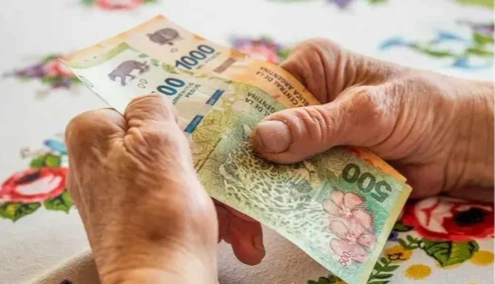 El Gobierno estudia otorgar un nuevo bono para contrarrestar la suba del 239% en la canasta de jubilados