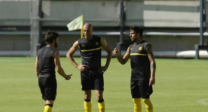 Nahitan Nandez, Ronaldo y Ramón Arias en un amistoso de pretemporada