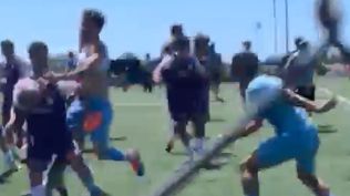 Batalla campal entre los sub 17 de Defensor Sporting y Montevideo City Torque en final de juveniles