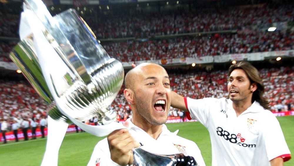 Javier Chevantón levanta el trofeo de la Copa del Rey ganado con Sevilla en España