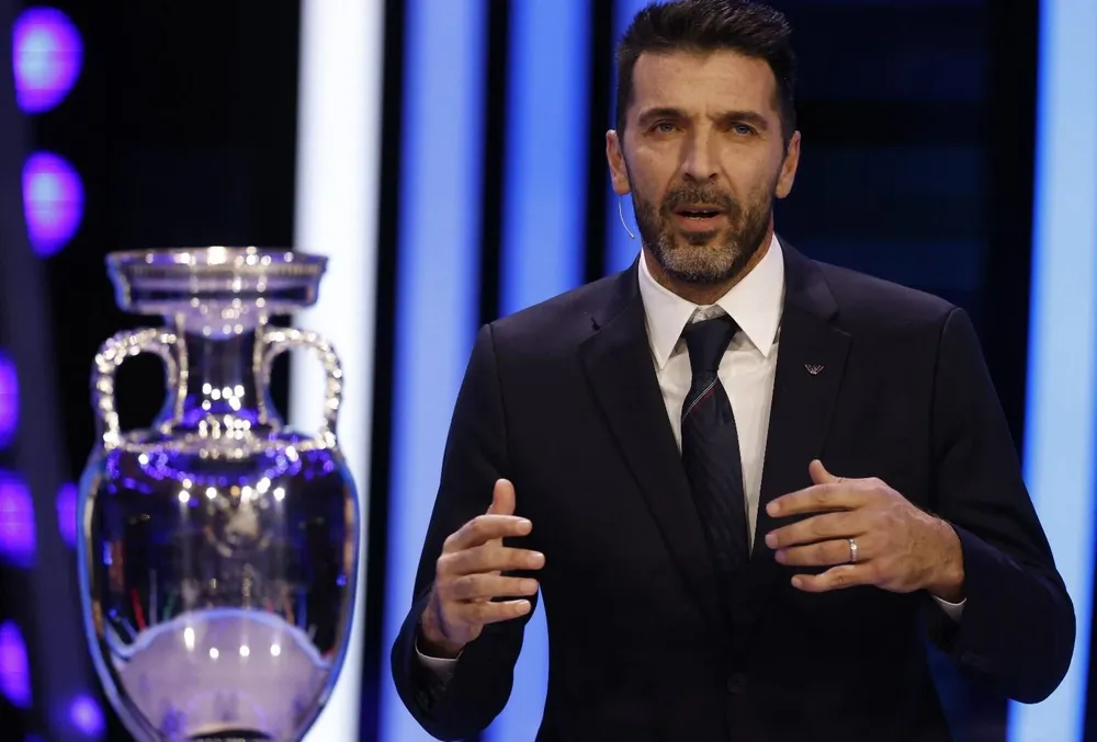 El exarquero Gigi Buffón y el trofeo