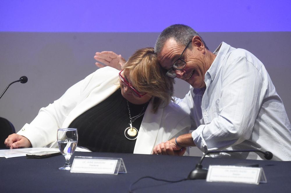 La ministra de Defensa, Sandra Lazo, y el presidente del Inisa, Jaime Saavedra, durante la firma del convenio este martes 27