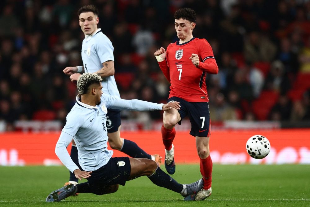 Ronald Araujo de Uruguay ante Phil Foden de Inglaterra Ronald Araujo de Uruguay ante Phil Foden de Inglaterra