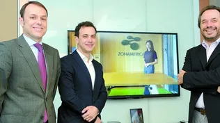 Javier Bahut Vega, Martín Pérez y Jaime Miller; en la pantalla, Esmeralda, asistente del equipo de Zonamerica en China