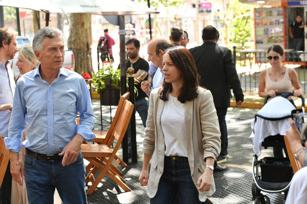 Soledad Martínez junto a Mauricio Macri el año pasado en una recorrida de campaña por Vicente López