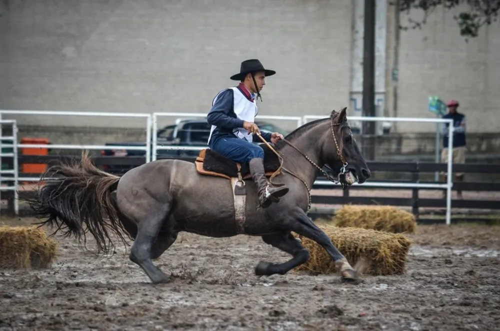 Danzarino De La Colina, de la cabaña La Colina, con Claudio Fagúndez.