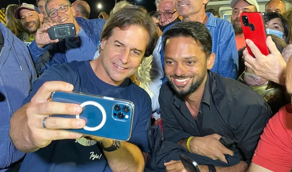 El presidente Luis Lacalle Pou participó del encendido de la paella gigante en el puerto de Piriápolis