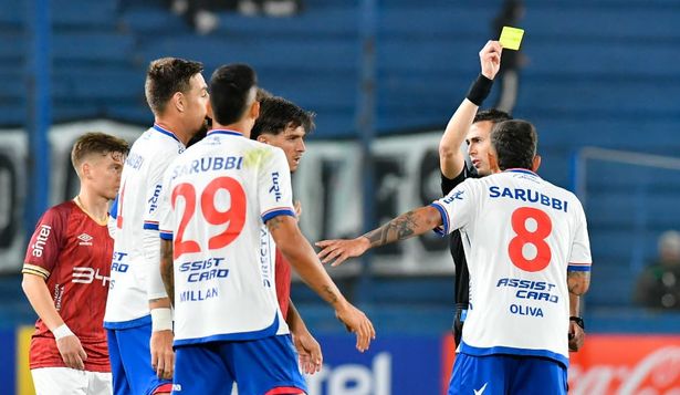 Andrés Matonte amonesta a Christian Oliva