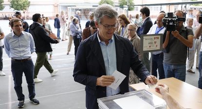 El líder del PP, Alberto Núñez Feijóo, vota en el Colegio Ramiro de Maeztu de Madrid. EFE