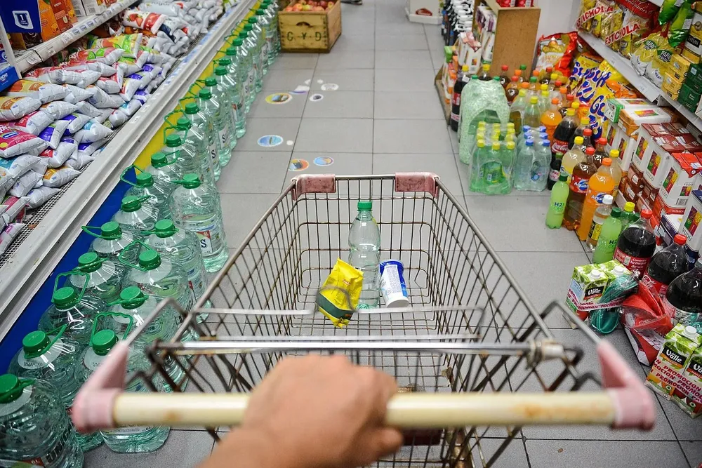 Carro de compras en supermercado.