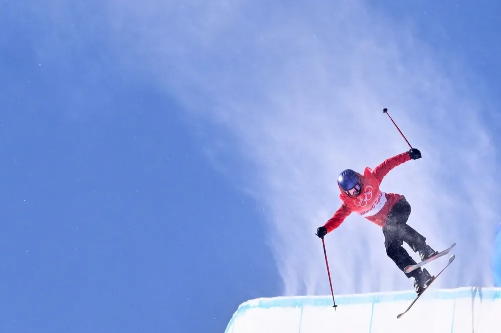 Eileen Gu compitiendo en los Juegos Olímpicos el pasado viernes