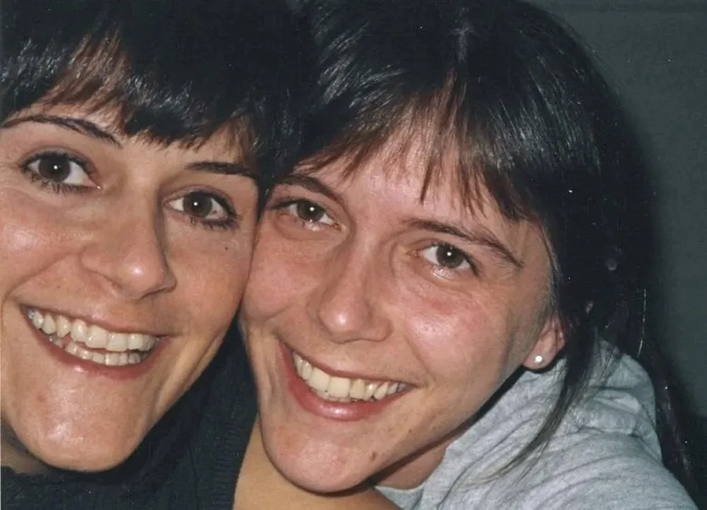 A la derecha, Carmen Blandin Tarleton, antes de sufrir el accidente, junto a su hermana Kesstan Blandin