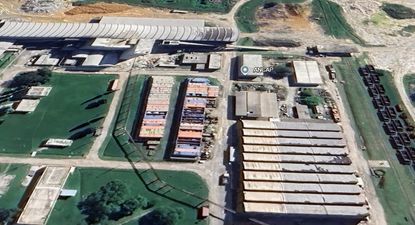 Vista aérea de la planta de Ancap en Paysandú donde están los contenedores con las piezas del horno