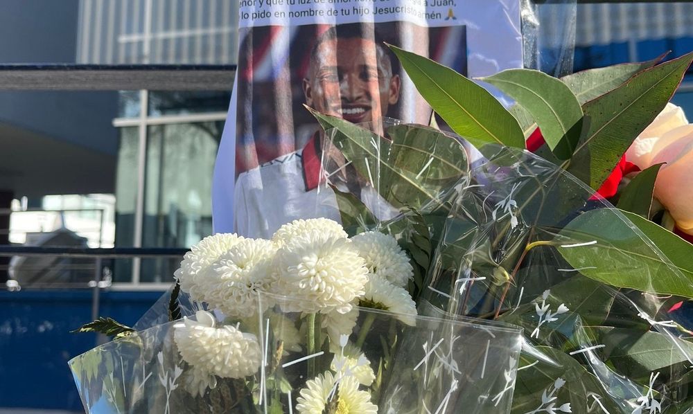 Ofrendas frente a la sede de Nacional