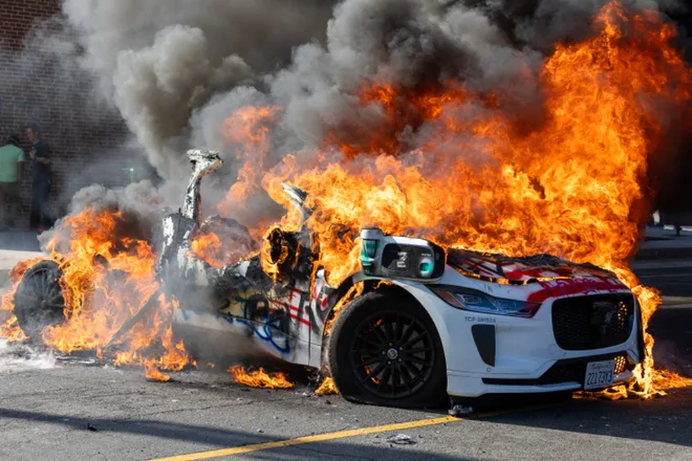 Auto waymo quemado. AFP.webp