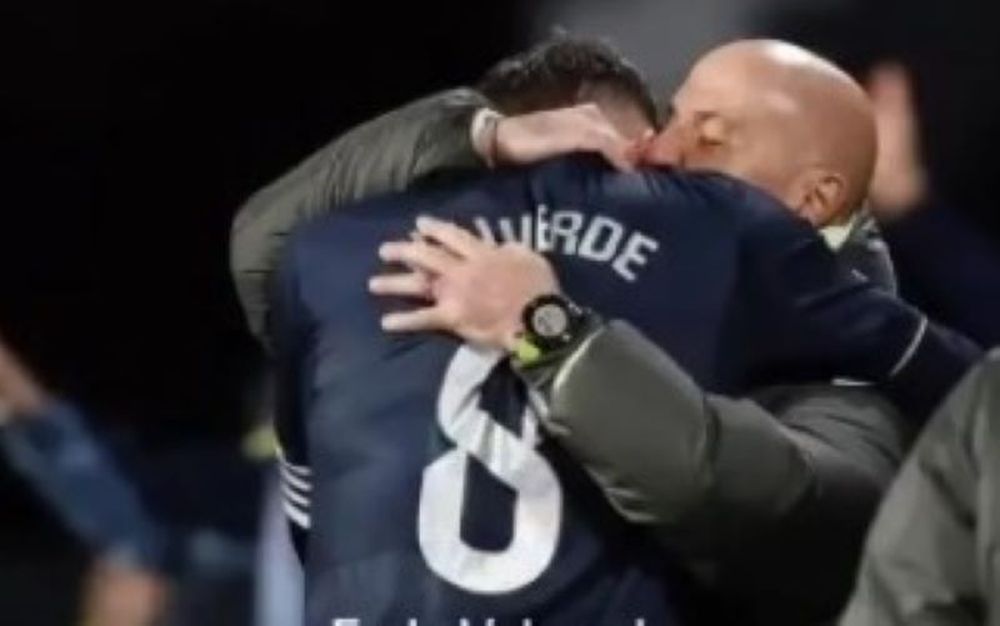 El abrazo de Federico Valverde con el preparador físico de Real Madrid, Antonio Pintus, luego de su agónico gol ante Celta de Vigo por LaLiga de España