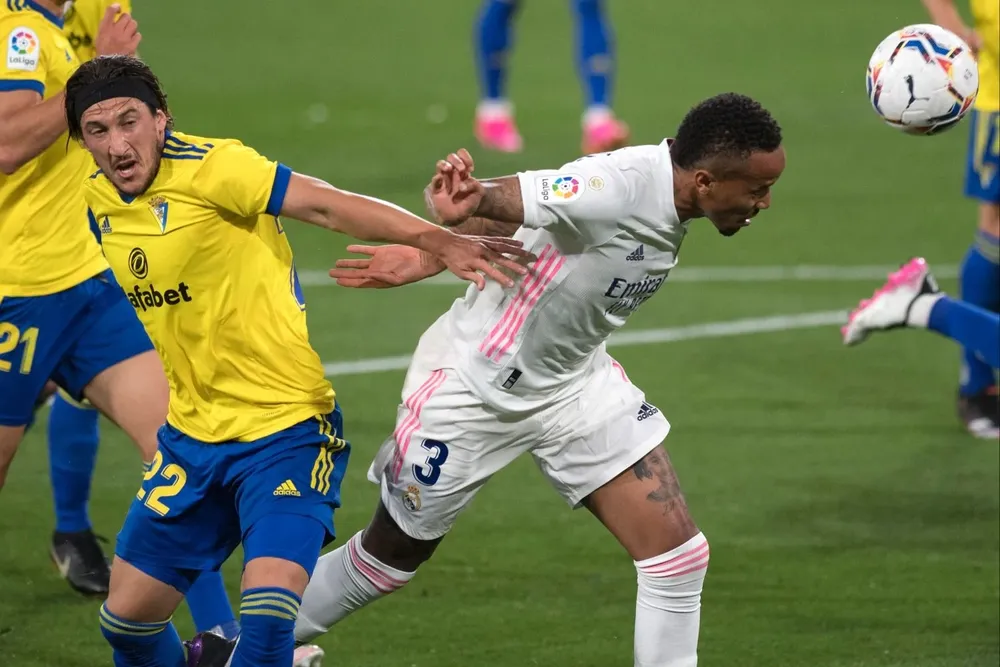 Alfonso Espino fue titular en Cádiz ante Real Madrid que goleó 3-0
