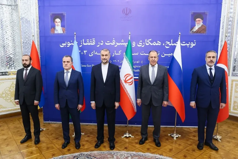 Los representantes de Armenia, Azerbaiyán, Irán, Rusia y Turquía se reunieron en Teherán para negociar acuerdos de paz.