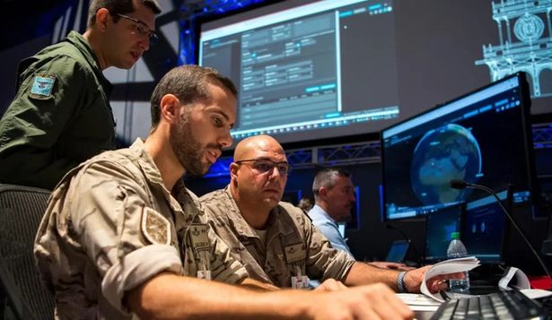 Efectivos del Ejército del Aire en el Centro de Operaciones de Vigilancia Espacial (COVE).