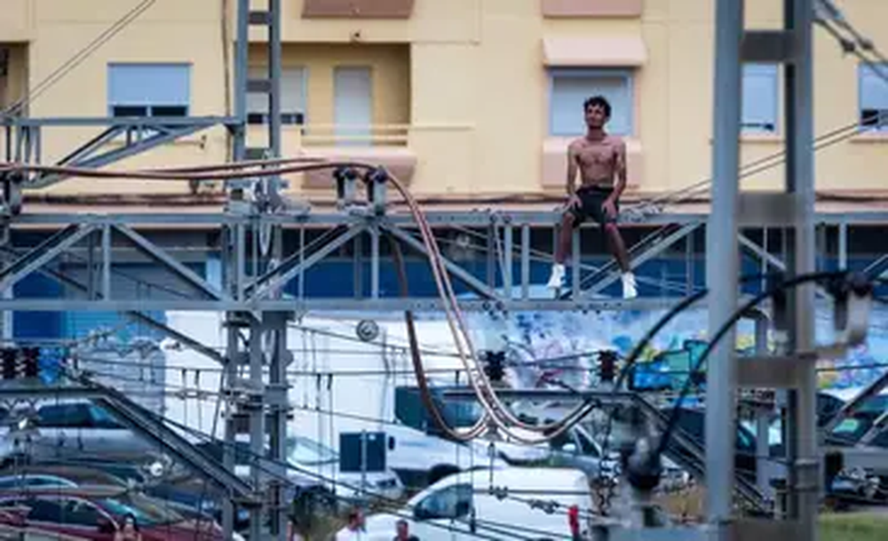 El hombre subido a la catenaria en la estación de tren.