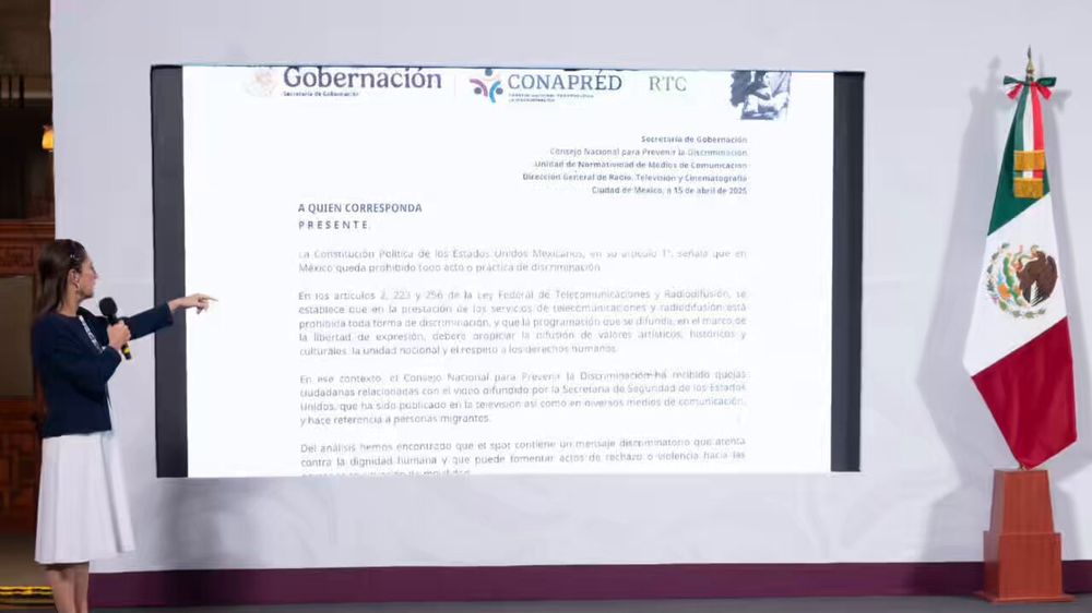 Claudia Sheinbaum muestra el documento enviado a los medios de comunicación en la Mañana del Pueblo.