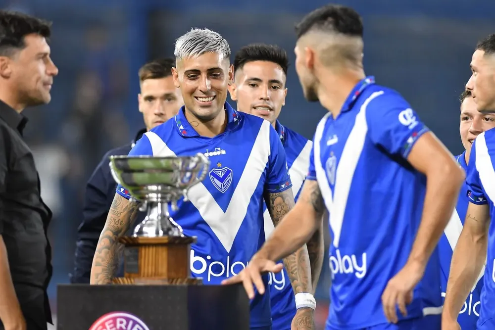Jugadores de Vélez con la Copa Alexander Medina