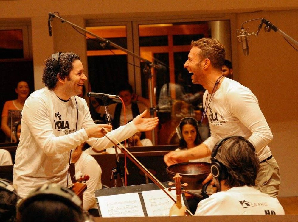 Gustavo Dudamel y Chris Martin durante los ensayos para la presentación de medio tiempo del Super Bowl de 2016.