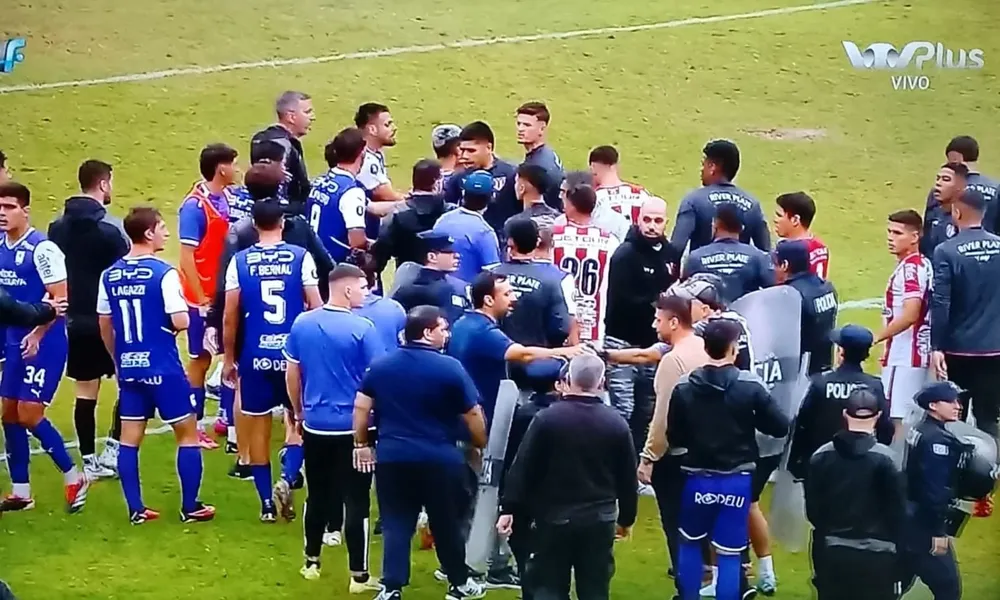 Parte de la pelea al final del partido en el Luis Franzini