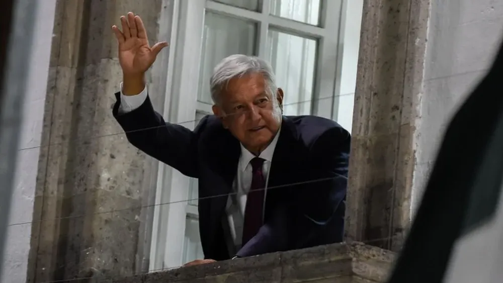 Andrés Manuel López Obrador, presidente electo de México, se asoma a saludar a sus seguidores tras saber de su victoria.