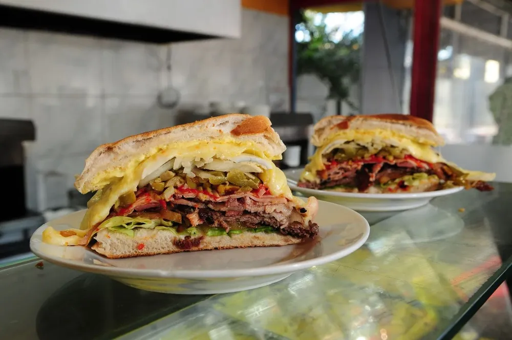 El chivito pelea por su lugar en el top 10 de los mejores sándwiches del mundo