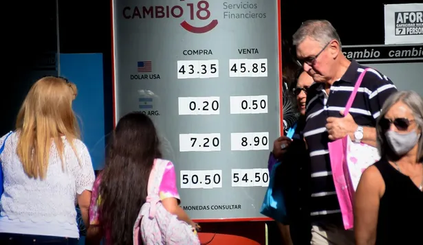 El dólar inició la semana con una mínima baja en el mercado de cambios local.