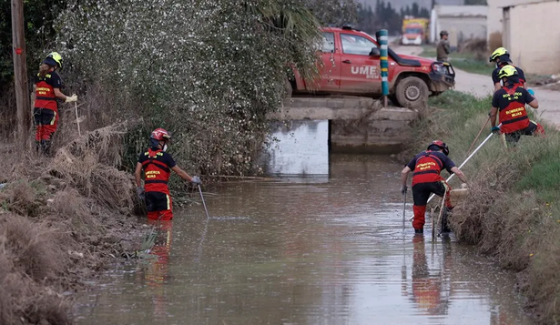 Los equipos de emergencia siguen buscando desaparecidos.