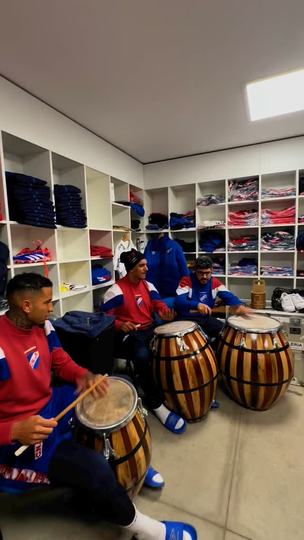 Juan Izquierdo tocando el tambor junto a Diego Polenta en la utilería de Los Céspedes