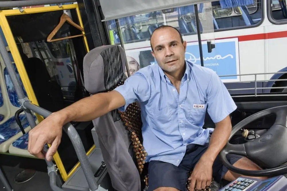 Óscar Rojas en su otro trabajo: el ómnibus