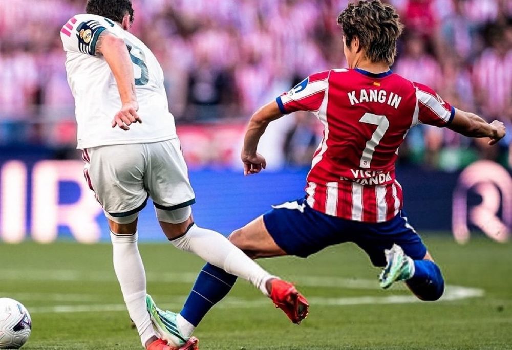 El patadón de Kang In-Lee de Atlético de Madrid sobre Federico Valverde en el clásico Atlético de Madrid vs Real Madrid por LaLiga de España