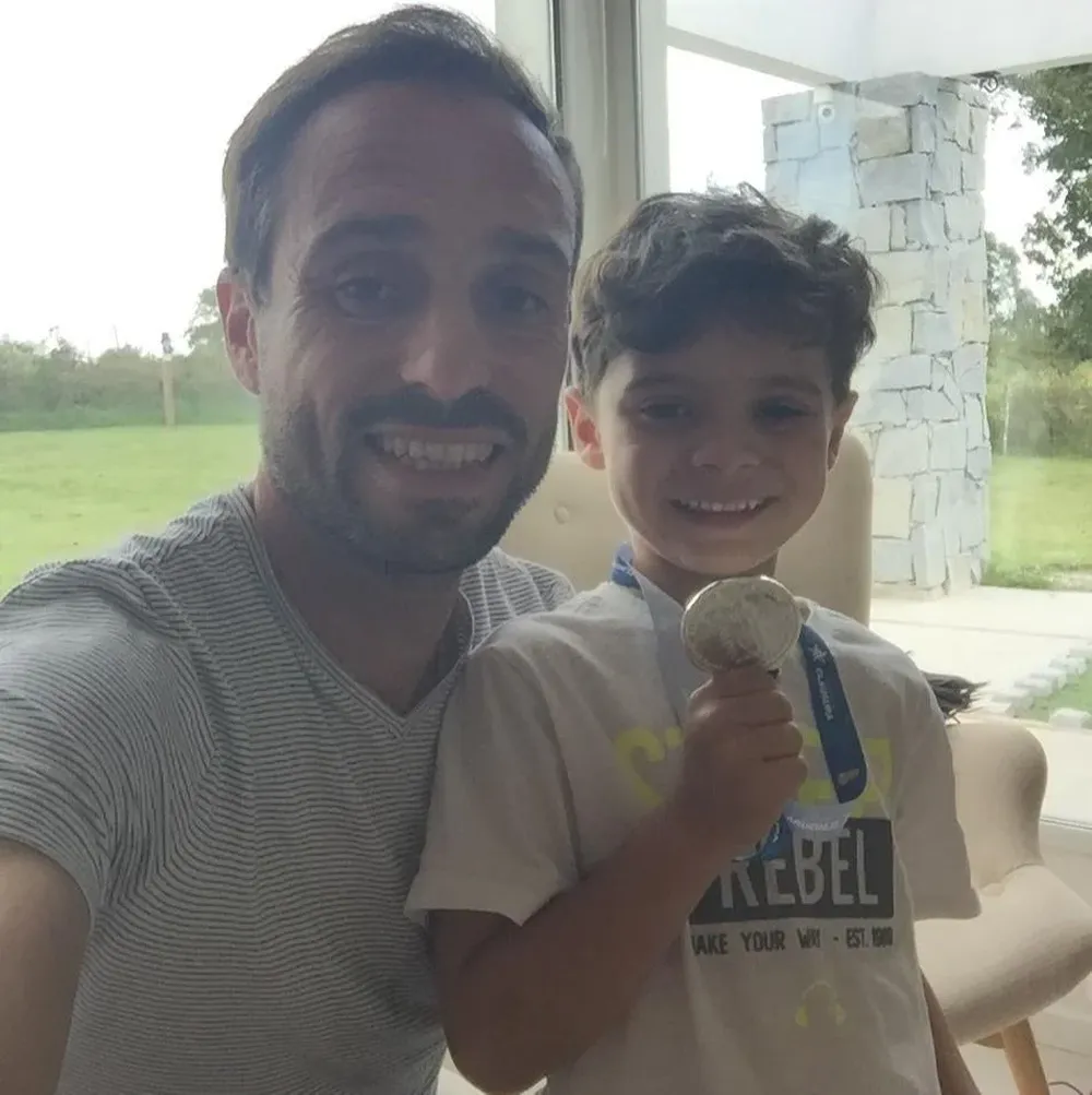 Hernán Figueredo, el capitán de Liverpool, en su casa de Tala con su hijo Dante y la medalla del título